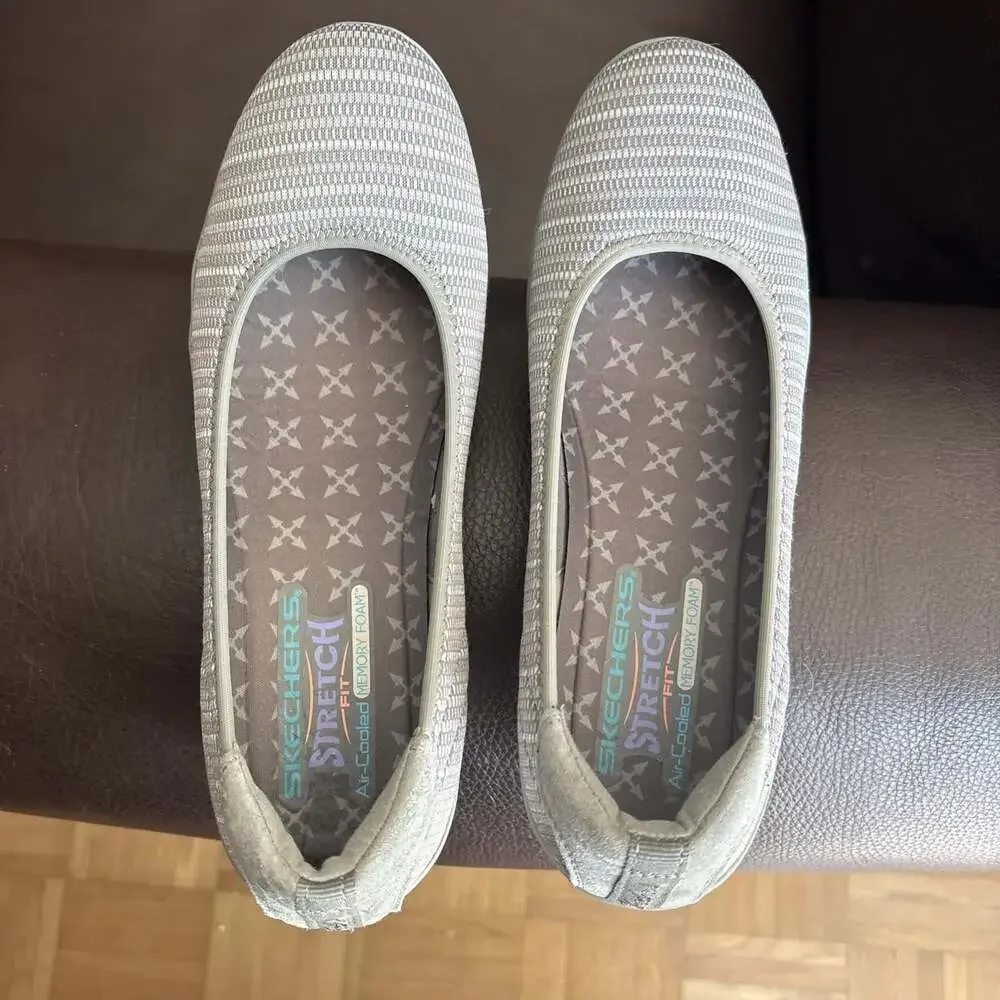 Skechers Strech Fit Air Cooled Memory Foam Gray Low Wedge Slip Ons Women's 9.5